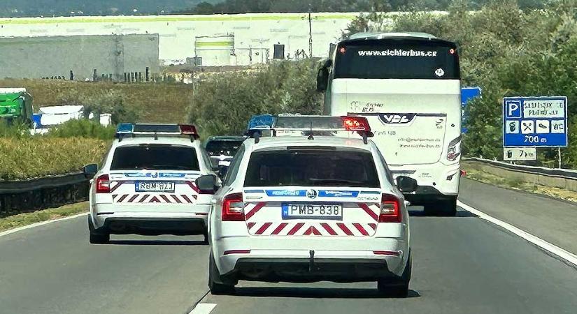 Két motoros és egy autó ütközött az M1-esen Óbaroknál, lezárták az autópályát