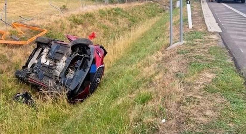Elaludt a 65 éves mazdás az autópályán, mentőhelikoptert riasztottak a sérülthöz  helyszíni fotó