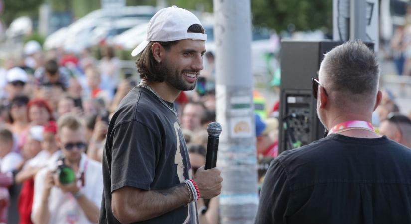 Szoboszlai Dominik elérzékenyült a róla készült festmény láttán (galéria, videó)