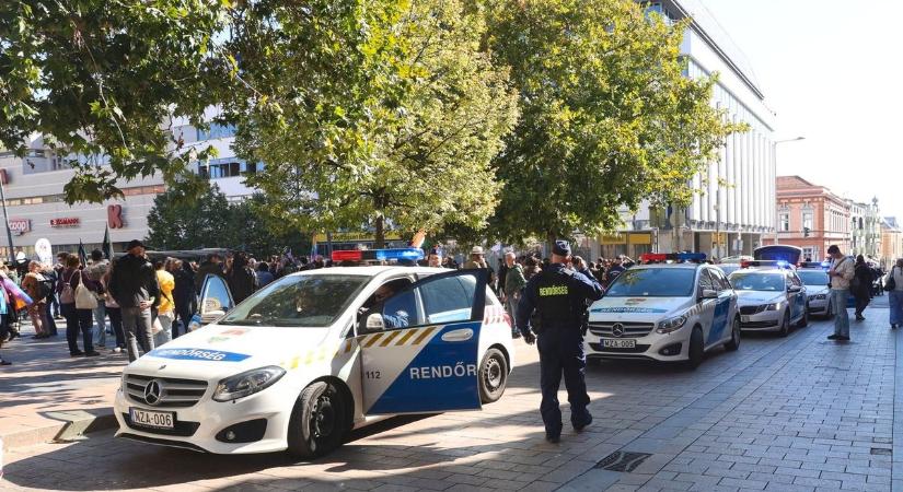 Halálos kamionbaleset, holttestet találtak Pécsen, egy édesanya és gyermeke balesetezett