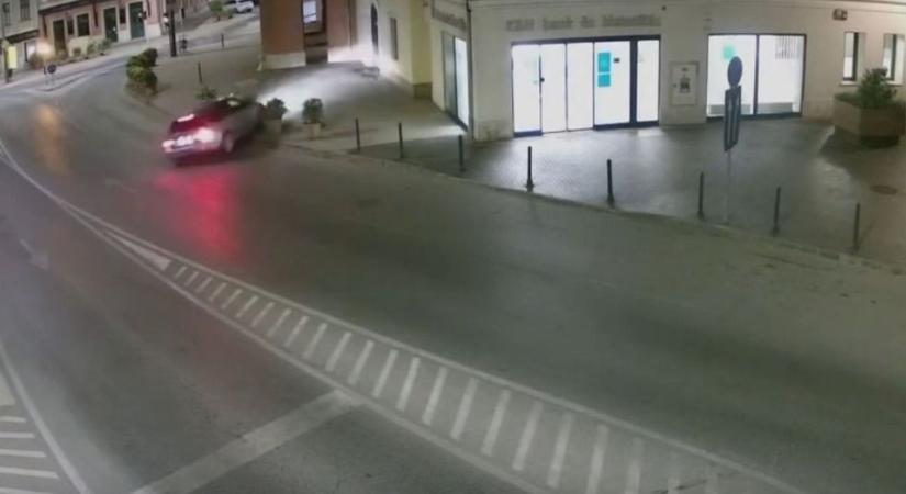 Alacsonyan repülnek a Fittipaldik Esztergomban: videón a kis híján drogeriába csapódó autós