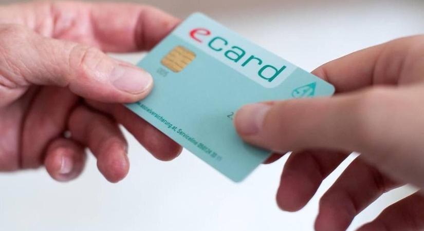 A nyaralások előtt nemcsak az útlevelet vagy a személyit érdemes ellenőrizni - Mit tud az e-card külföldön?