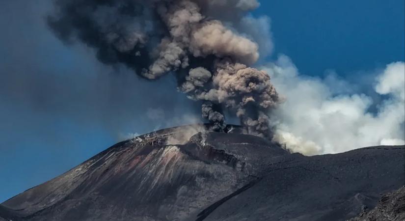 Akkorákat pöfög Mamma Etna, hogy hajnalig lezárták a cataniai repülőteret