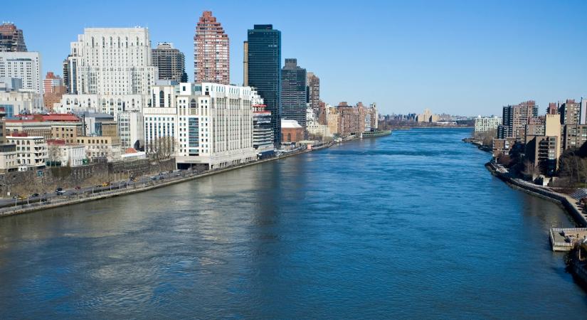 Nyolc utassal a fedélzetén zuhant a New York-i East Riverbe egy repülő - videón a szörnyű baleset