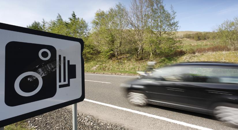 Hangszóróból készített kamu traffipaxszal riogatták a Balatonnál az autósokat