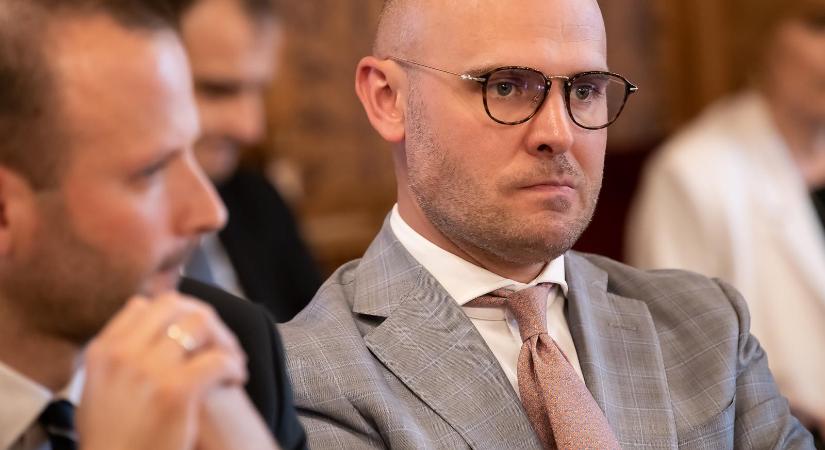 Távozott Martonyi János az Áder-féle alapítványból, a főigazgató havi kétmillióért Lázár János egykori helyettese lett