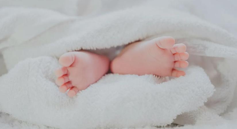 Minden perc számított: forró autóban rekedt egy baba, édesanyja pánikban kért segítséget