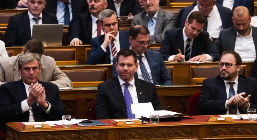 Ügynökakta-bizottságról és a fővárosi csődelkerülő hitelről is vitázik a parlament Magyar Péter távollétében