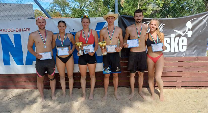 Ezúttal Berekfürdőn pattogtak a homokban a strandröpis szöcskék