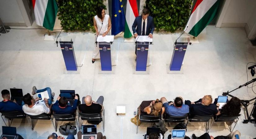A kormányszóvivő a Facebookon magyarázza az iskolatámogatási terveket