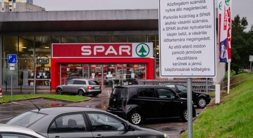 Meglepő szabályok a boltok parkolóiban: ezért is fizethetsz több ezer forintot