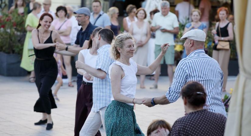 Megtelt tánccal a fehérvári belváros – ilyen volt a nyáresti swing (galéria)