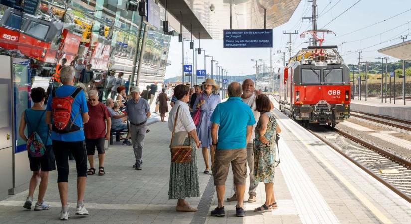 Ez már az osztrákoknak is feltűnt, horror a Budapest–Bécs járaton: lehetetlen volt Magyarországról Ausztriába jutni, magyarázkodik az ÖBB – „Azt mondták, a vonaton kell éjszakáznunk”