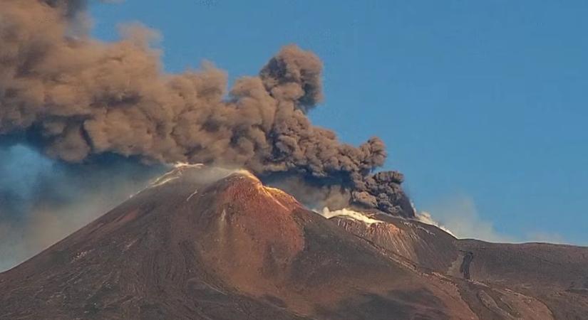 Légtérzárat rendeltek el Szicíliában az Etna kitörése miatt: korlátozzák a cataniai repülőtér forgalmát