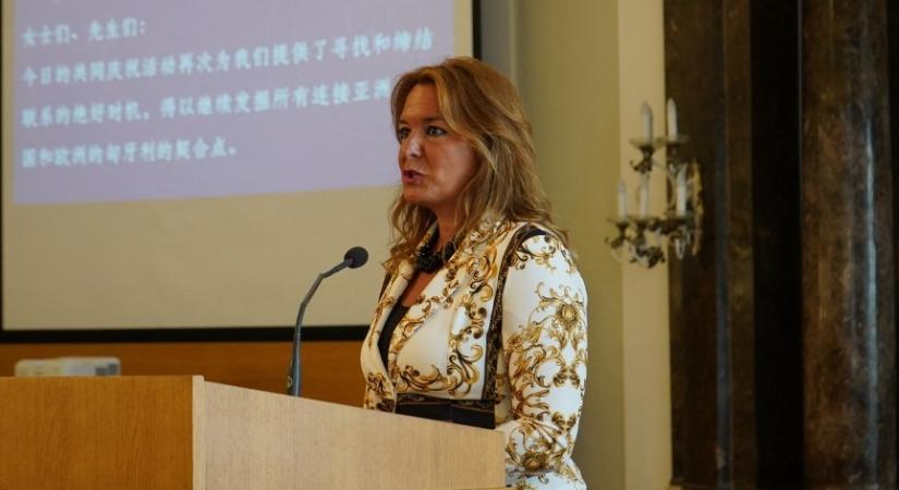 Vitályos Eszter újra bronzérmet szerzett a párizsi nemzetközi veterán vívóversenyen