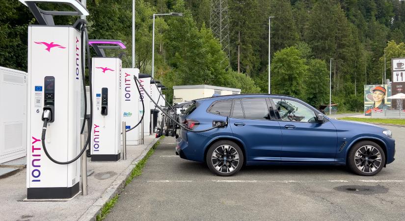 Eltörölhetik a hosszadalmas papírmunkát: villámtempóra kapcsolná Brüsszel az elektromos átállást