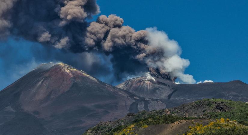Gyerekek sírnak a reptéren, amiért nem tudnak hazajutni Szicíliából hamut szóró Etna miatt