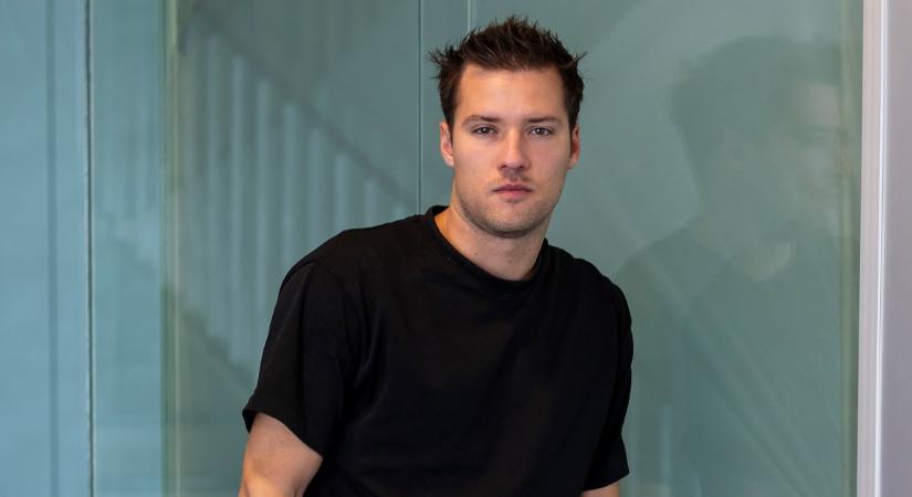 Rájár a rúd a ValMar sztárjaira: pár éve Marics törte el a lábát, most Valkusz Milán zuhant le a színpadról koncert közben – videó