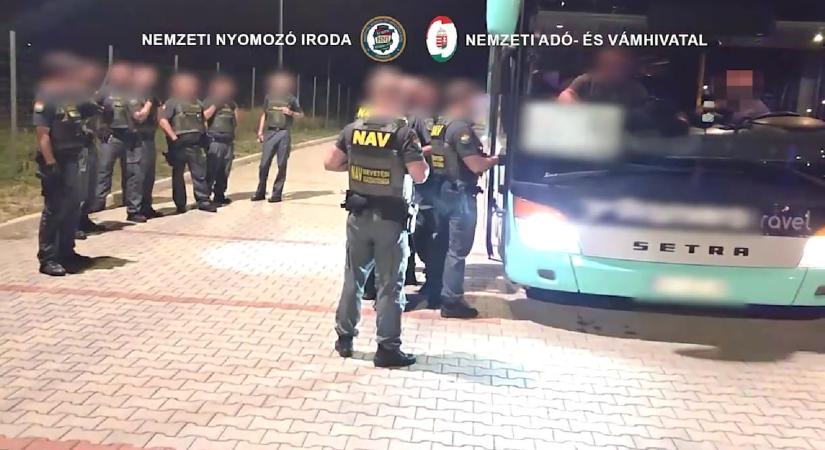 Videó: lőfegyvereket találtak a rendőrök egy koszovói turistabuszban az M5-ösön