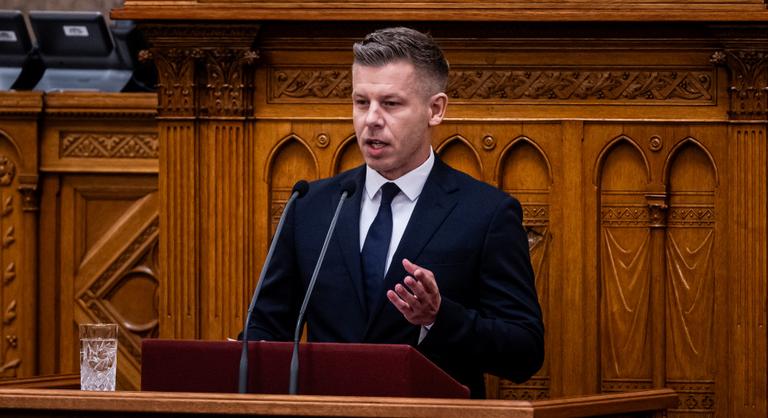 Nemcsak Sulyok Tamástól válik meg, hanem át is rajzolja a közjogi rendszert a Tisza-kormány