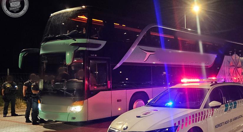 Lőfegyvereket és dohányterméket foglalt le a készenléti rendőrség egy koszovói buszon