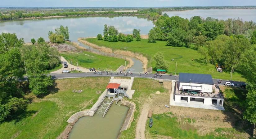 Kidőltek a bringások a hőhullámtól - inkább csobbantak egyet a Tisza-tóban
