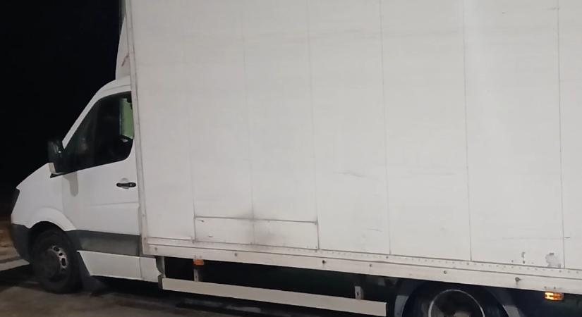 Olvadt a fagyasztott hús az osztrák kamionban, de a vödrös joghurtoknak sem tett jót a hűtés hiánya – videóval