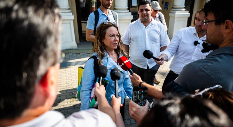 Szabó Tímea és Semjén Zsolt a bíróságon csapnak össze, tüntetők is megjelentek