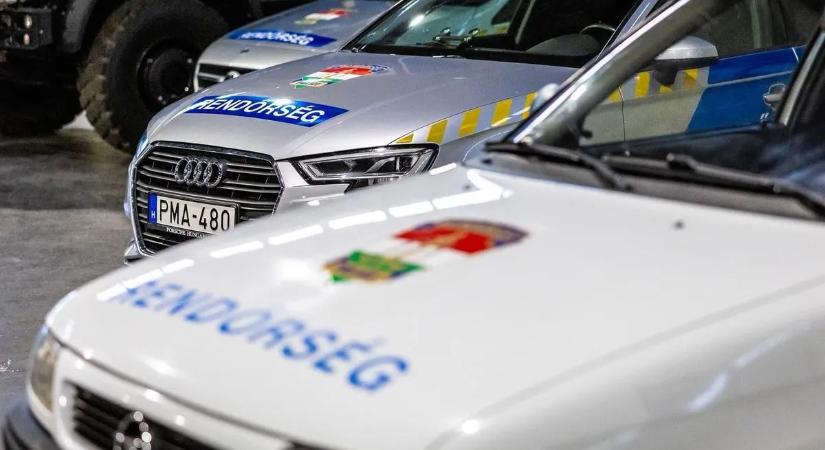 Lecsapott a rendőrség: lőfegyvereket és dohányterméket találtak egy buszon
