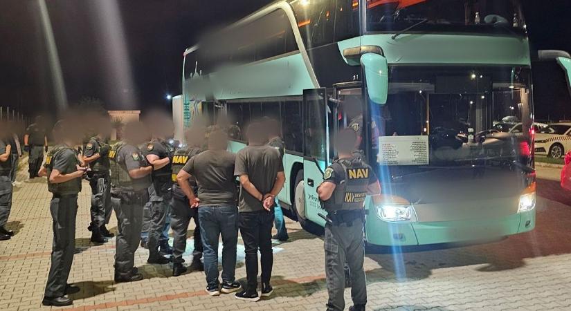 Videón a rajtaütés: lőfegyvereket és dohányterméket foglalt le a készenléti rendőrség egy koszovói buszon