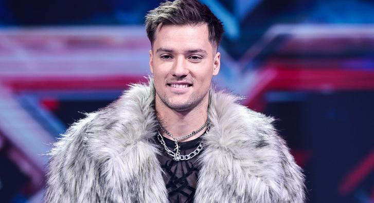 Videón a drámai baleset: lezuhant a színpadról a ValMar énekese koncert közben