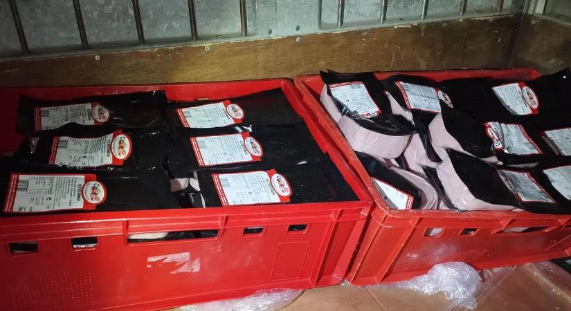 Horrorkamion: rohadó húsokat szállítottak, magyar fogyasztókhoz tartott a veszélyes áru – képek