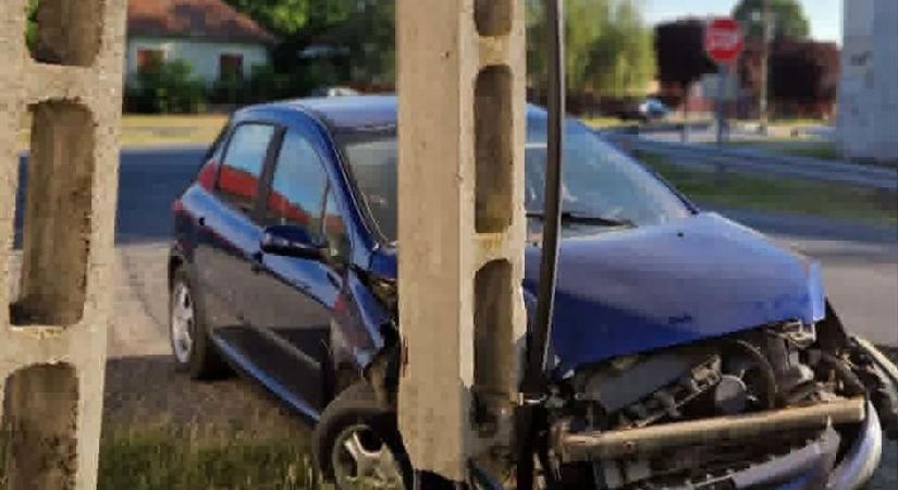 Baleset miatt riasztották a tűzoltókat, villanyoszlopról kellett lehúzniuk egy autót