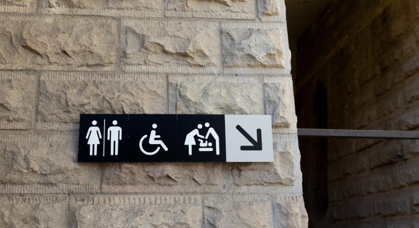 Brutális baleset az autópályán: letépte egy orvos ujját a becsapódó WC-ajtó