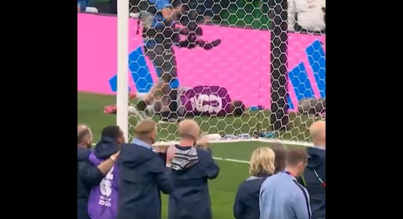 Ünnepelt, majd összeomlott: hordágyon vitték kórházba az angolok sztárját, mindenki döbbenten állt, Tuchel kiborult