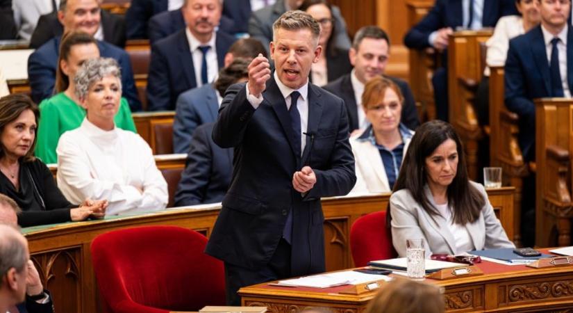 Magyar Péter távollétében rendkívüli ülést tart a parlament