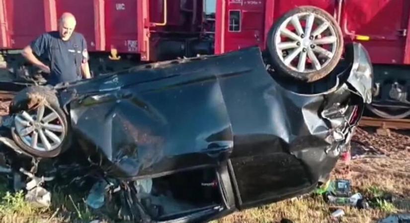 Borzasztó: apa és fia kocsiját tarolhatta le Borsodban a vonat – mentőhelikopter szállt le a síneknél, videón a helyszín