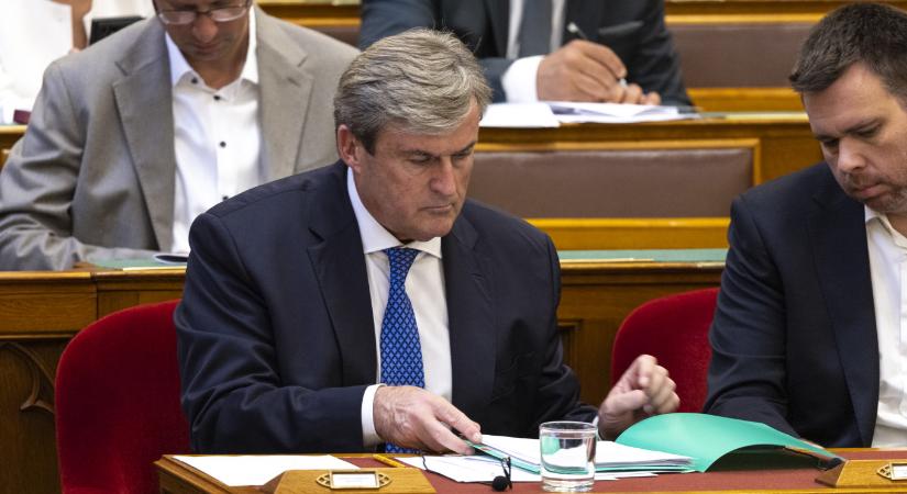 Kapitány István egyszerre két pozíciótól fosztotta meg az EXIM vezérét
