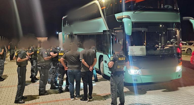 Csempészcigivel álcázott éles lőfegyvereket találtak egy koszovói buszon az M5-ösön