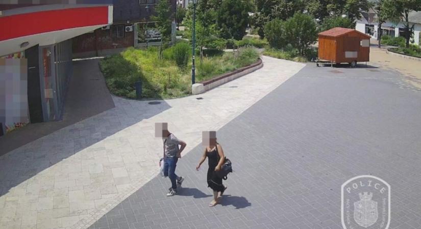Alvó utast fosztott ki egy páros a vonaton