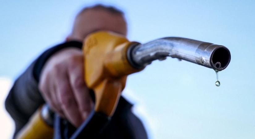 Most közölték: a legnagyobb üzemanyagár-emelés lép életbe keddtől Magyarországon a védett ár kivezetése óta – ennyibe fog kerülni a benzin és a dízel
