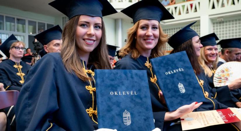 Értékes diploma: csaknem kétszázan végeztek a Széchenyi István Egyetem Mosonmagyaróvári Karán