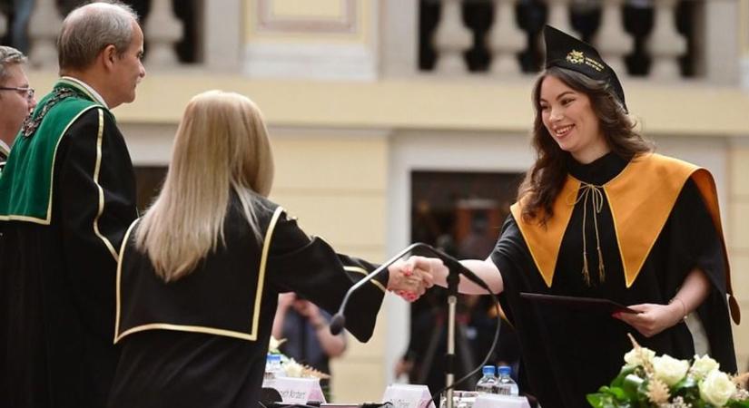 Elismeréseket is átadtak az Általános Orvostudományi Kar diplomaosztóján – fotókkal