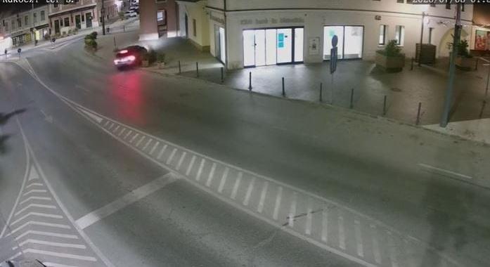 Nem sikerült a mutatvány, a virágládákat tarolta le egy száguldozó Esztergomban – videó