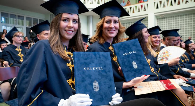 Értékes diploma: csaknem kétszázan végeztek a Széchenyi István Egyetem mosonmagyaróvári karán