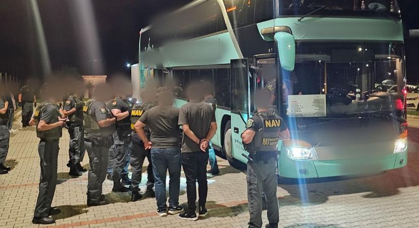 Videón a döbbenetes fogás az M5-ösön: fegyvereket rejtettek el egy nemzetközi buszon