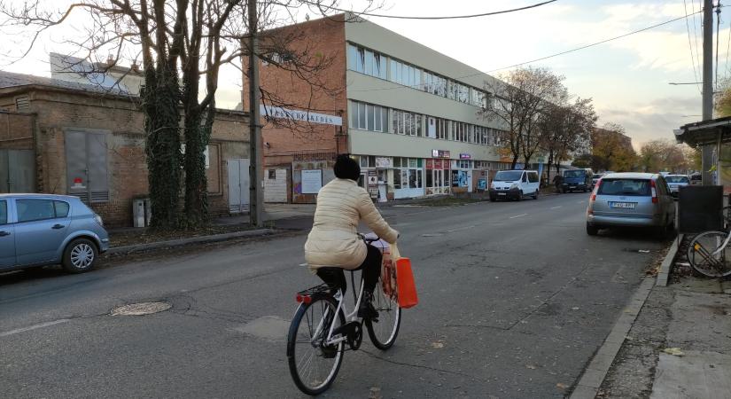 A Teleki utcai kerékpárút fejlesztésének részleteit mutatja be az önkormányzat projektismertetője