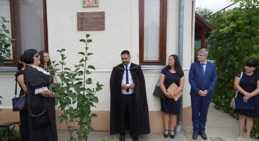 Szülőházán emléktáblát avattak dr. Soós Kálmán tiszteletére - A közösségért végzett munka maradandó