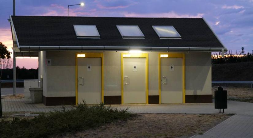 Horrorba fordult a pihenő az autópályán: kis híján levágta a doktornő ujját egy ajtó