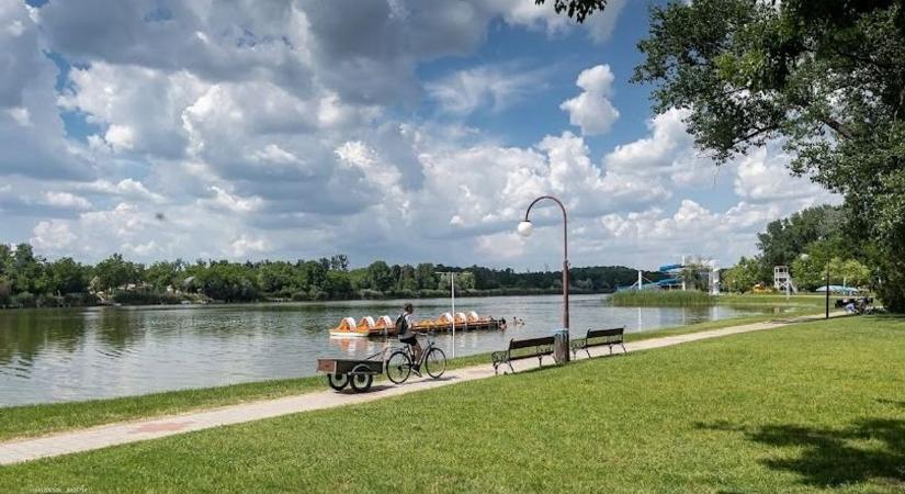 Jó hír a strandolóknak! Helyreállt a vízminőség, ismét lehet fürdeni a Szelidi-tóban